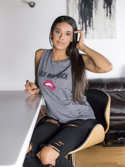 Η Jameika Turner βγάζει τα ρούχα της από το μελανωμένο σώμα της