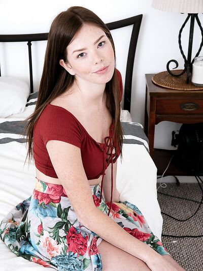 ενώ γλείφουν το ξυρισμένο μουνί της.