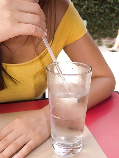 Η γλυκούλα Lizbette Huerta με κοντά σορτς πειράζει με τα μεγάλα βυζιά και τον φοβερό κώλο της