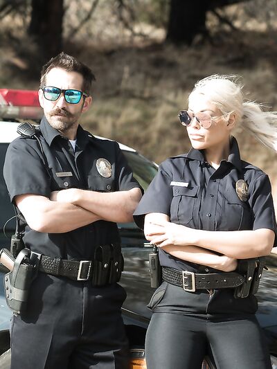 Η ξανθιά Ισπανίδα αστυνομικός Bridgette B γαμιέται μια καυτή εγκληματία στο περιπολικό