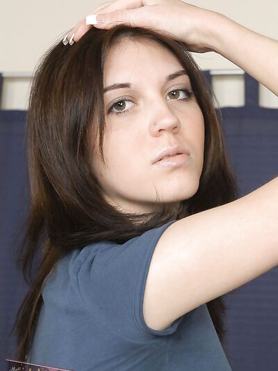 η ερασιτέχνης Siena την αρπάζει από τον γυμνό κώλο μετά από ένα στριπτίζ