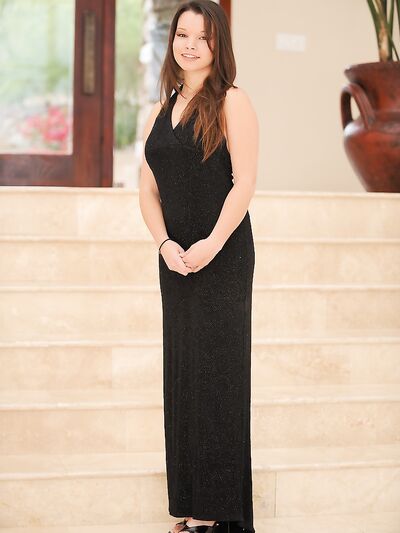 Η Jessy επιδεικνύει το καυτό μουνί της και τα ωραία μεγάλα βυζιά της