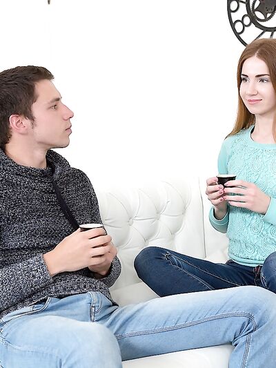 Η κοκκινομάλλα έφηβη Melissa Benz ανοίγει τα πόδια της για βαθιά διείσδυση