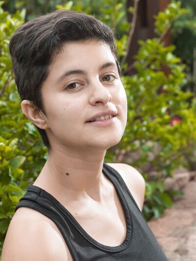 Η φυσική μελαχρινή Sue ποζάρει σε εξωτερικό χώρο