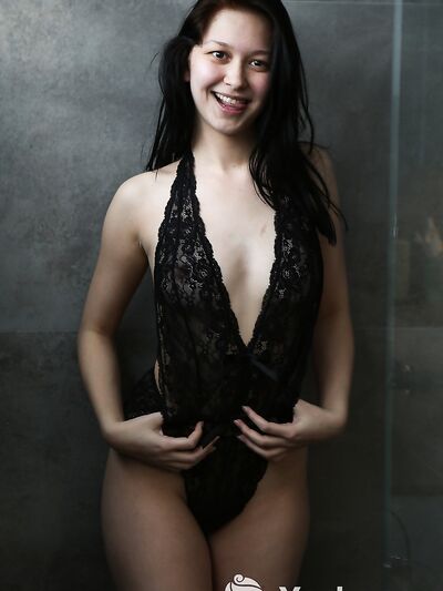 »Η μελαχρινή Λούλου Ρέινολντς επιδεικνύει τον καυτό κώλο της και της χαϊδεύει το μουνί στο ντους»