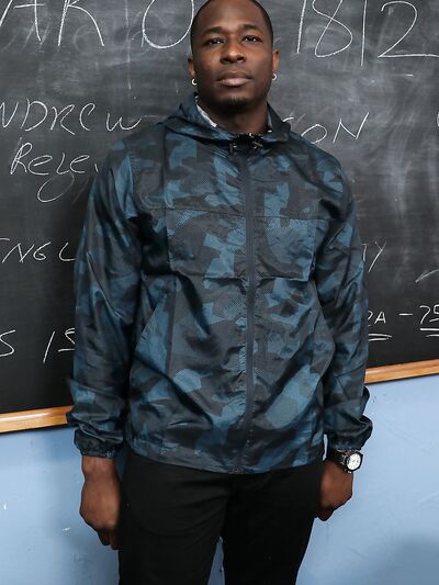 Η δασκάλα με τα μεγάλα μάτια Dee Williams γαμιέται σε ένα σφιχτό ομαδικό σεξ