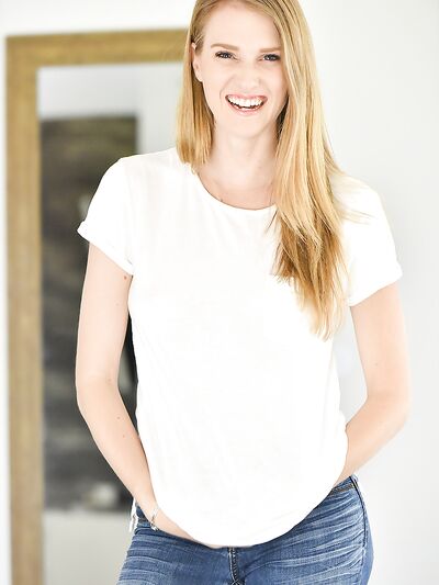 Η εκπληκτικά ξανθιά MILF Ashley δείχνει το ξανθό μουνί και τα μικροσκοπικά της βυζιά