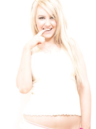 Η σαγηνευτική ξανθιά Katie K γδύνεται σαγηνευτικά και προσπαθεί να φτάσει το καυτό μουνί της με παιχνίδια