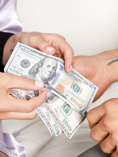 Η μελαχρινή μασέρ Coco παίρνει κρύα μετρητά και καυτές περιποιήσεις προσώπου κατά τη διάρκεια του ρουφηξιά