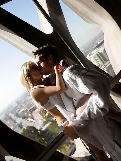 Η Tasha Reign, ντυμένη με κάλτσες, επιδεικνύει μεγάλα βυζιά ενώ απολαμβάνει στοματικό και πρωκτικό σεξ.