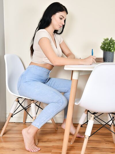 Η εκπληκτικά μελαχρινή Roxy Mendez επιδεικνύει το όμορφο μουνί και τα μεγάλα βυζιά της