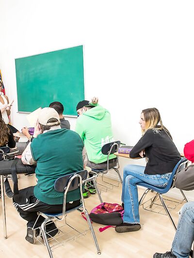 Η τσούξιμη δασκάλα Cece Stone ψεκάζει κατά τη διάρκεια του σεξ με τον κώλο της μαθήτριας Λατινικών.