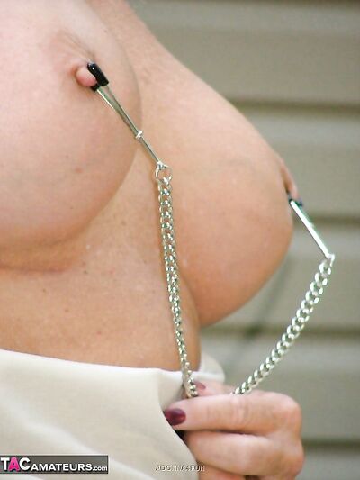 Η ώριμη κυρία Adonna λατρεύει να βασανίζει το τρυπημένο μουνί της και τις σέξι θηλές της σε εξωτερικούς χώρους.