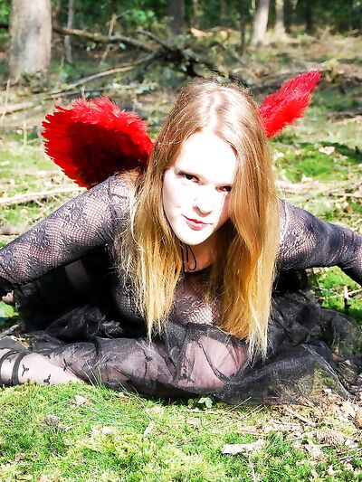 Ερασιτέχνης γυναίκα, Luscious Models, ποζάρει με στολή cosplay στο δάσος