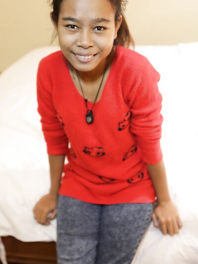 «Η μικροκαμωμένη Ταϊλανδέζα έφηβη Τζαν παίρνει σκληρές βρετανικές πέους στο όμορφο στόμα και μουνί της»