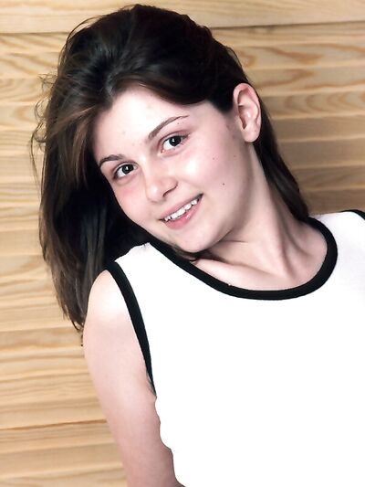 «Η λευκή Lina Valentine γδύνεται και επιδεικνύει το φυσικό της μουνί»