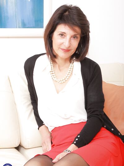 «Η ώριμη σύζυγος Εμανουέλ γδύνεται μέχρι τα εσώρουχά της και αγγίζει τον βρεγμένο κόλπο της στον καναπέ»