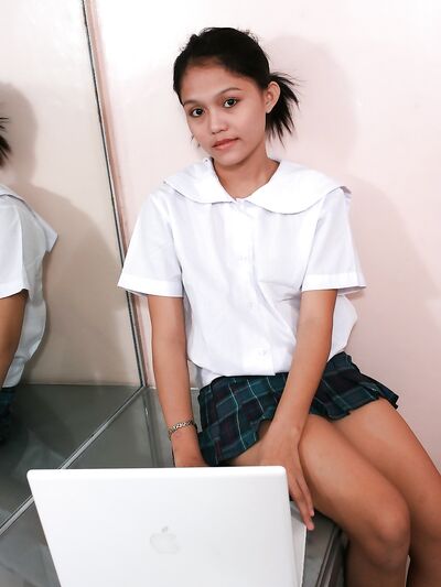 Η νεαρή ασιάτισσα Emelie αυνανίζεται κατά τη διάρκεια μιας εκπομπής με κάμερα web μετά το σχολείο.