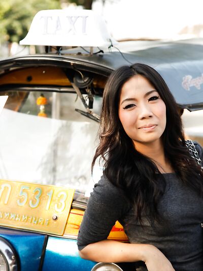 Όμορφη Ασιάτισσα νταντά επιδεικνύει το τριχωτό μουνί της σε κρεβάτι ξενοδοχείου