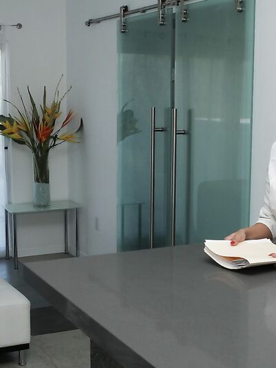 Η παχουλή μαύρη καλλονή Layton Benton εκθέτει τα εκπληκτικά μεγάλα βυζιά της για ένα μασάζ σώματος 69