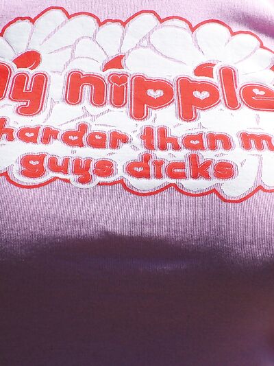 Η καυτή MILF επιδεικνύει τις εκπληκτικές καμπύλες της και ποζάρει στη φύση