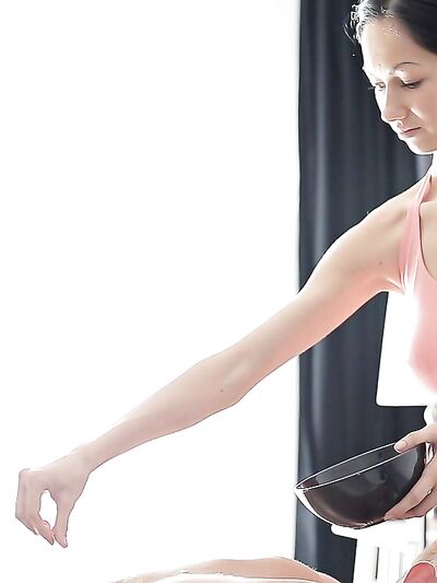 Η μελαχρινή μασέρ λατρεύει να βλέπει μεγάλα λευκά πέη κατά τη διάρκεια του μασάζ.