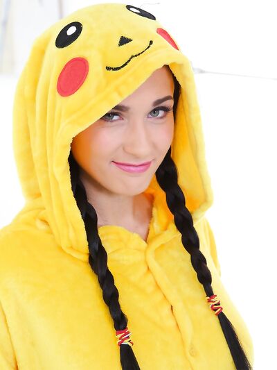 Η Nicole Love, η γλυκιά έφηβη με στολή Pikachu, επιδεικνύει τα βυζιά της και παίζει με τον εαυτό της.