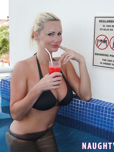 Η ξανθιά Allie με μεγάλο στήθος κάνει στον εαυτό της λίγη χουχουλιάρικη γνωριμία αφού χαλαρώνει στην πισίνα