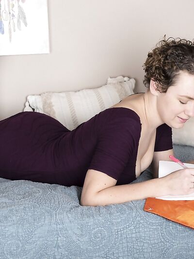 Η ερασιτέχνης Lexx Lewis εκθέτει τις τριχωτές μασχάλες της πριν δείξει το πυκνό μουνί της.