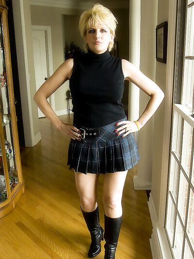 Και γονατίζει