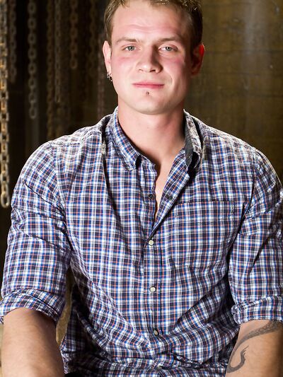 Η σέξι dominatrix Bobbi Starr απλώνει ζεστό κερί στο στήθος της δεμένης σκλάβας της