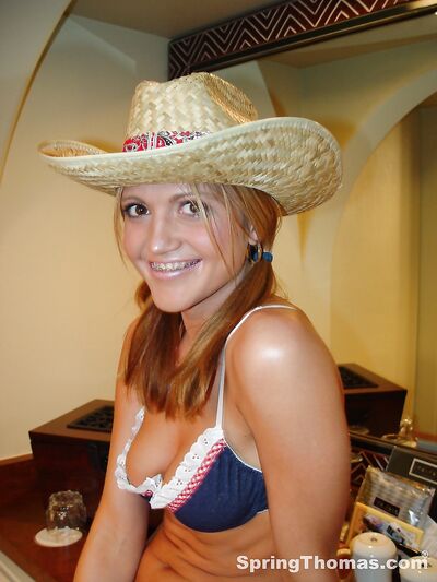 Η Αμερικανίδα τσούλα Spring Thomas ρουφάει έναν μαύρο αφού καβαλάει το μεγάλο του πέος