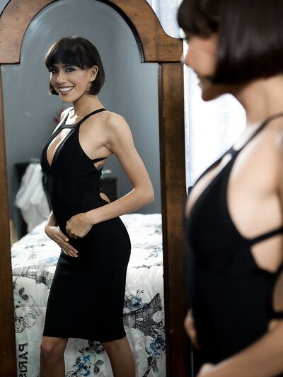 Η χαριτωμένη έφηβη Janice Griffith επιδεικνύει τη γυμνασμένη σιλουέτα της και μετά την πηδιέται σε έναν καναπέ.