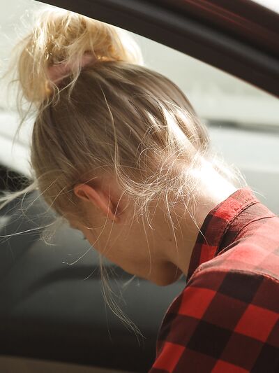 Έφηβη κοπέλα με απίστευτα βυζιά, η Natasha Legeyda επιδεικνύει το σώμα της σε εξωτερικό χώρο.