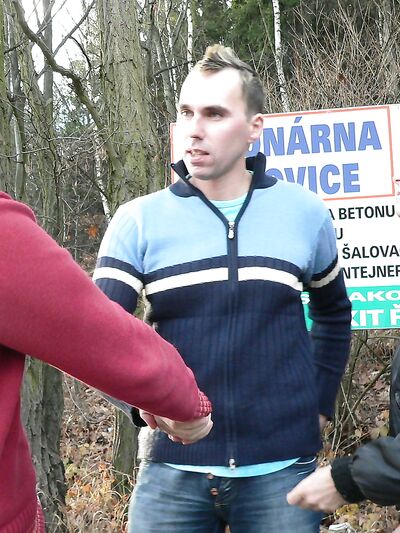 Η ώριμη τσούλα Miska ρουφάει μεγάλες πέη και καλύπτει το παχουλό πρόσωπό της με σπέρμα.