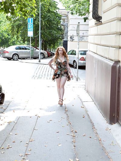 Η σέξι τζίντζερ Harmony Reigns γδύνεται, επιδεικνύει τεράστια βυζιά και αυνανίζεται