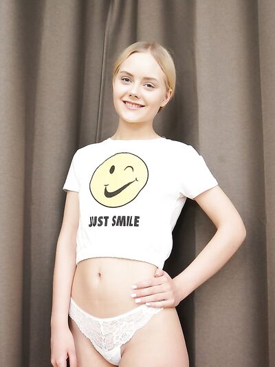 Η Χαριτωμένη Ξανθιά Emily Cutie επιδεικνύει τον μεγάλο της κώλο πριν κάνει σεξ στο κρεβάτι