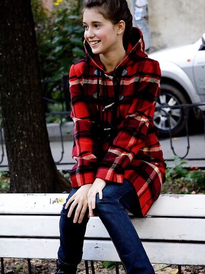 Μικροκαμωμένη έφηβη βγάζει τη γλώσσα της για να τελειώσει μετά από μια σκληρή κάλτσα