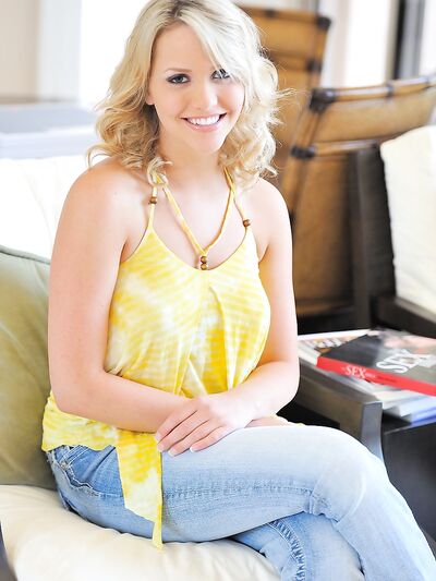 Η εκθαμβωτική καλλονή, η Τζέσικα, επιδεικνύει δημόσια τα βυζιά της και την προκλητική της φούστα.