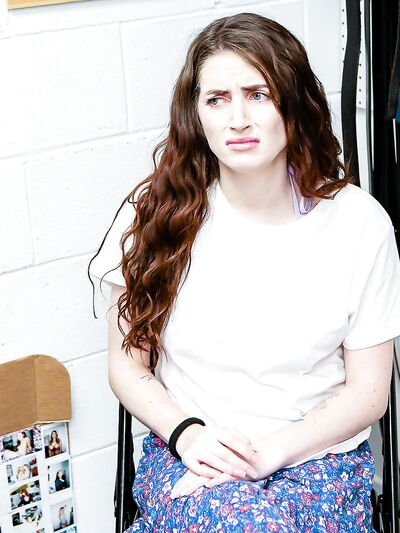 A barna hajú tolvaj, Aria Carson, akit egy szakállas LP-s tiszt kefél