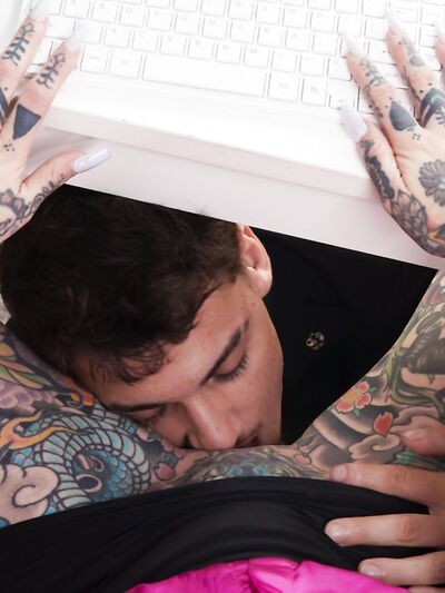 «Πόρνη με τατουάζ και ψηλοτάκουνα είναι χάλια σε φωτογραφίες με βαθύ λαιμό (Tiger Lilly)»