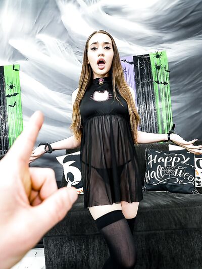 Η όμορφη διάβολος Sera Ryder γαμιέται μέσα από την τρύπα του διχτυού της