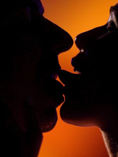 Η Alexis Crystal βογκάει με λάγνη ηδονή καθώς ο φίλος της γαμάει το ξυρισμένο μουνί της