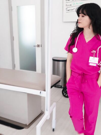 Νεαρή νοσοκόμα με φυσικά βυζιά γαμάει και καβαλάει μεγάλο μαύρο πούτσο μέχρι οργασμού - φωτογραφίες (Yhivi)