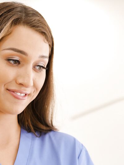 Η Jennifer White και η Bella Rolland κάνουν έναν τυχερό άντρα να τελειώσει στο κρεβάτι