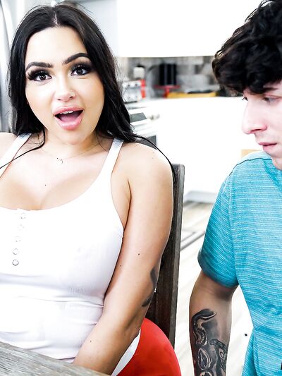 Η MILF με καμπύλες, Zoey Foxx, κάνει σεξ με καυτή άντρα στο κρεβάτι