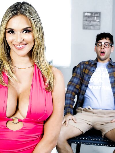 Ηλιόλουστη, καυτή Armani μαύρη Χαμογελάει καθώς ρουφάει και καβαλάει τη σκληρή πούτσα του."