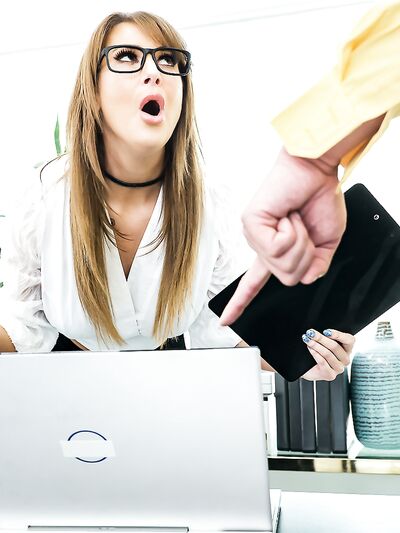 «Ο Jordan Maxx ρουφάει δύο σκληρές πούτσες και γαμιέται μέσα από την τρύπα στο παντελόνι της»