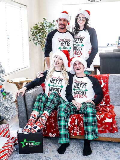 Φοβερή χριστουγεννιάτικη σκηνή XXX με τετράδα με την Kay Lovely και τη Nikki Zee