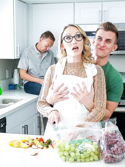 Η Crystal Clark κάνει σεξ με τον θετό γιο της πριν τον ξαπλώσει κάτω